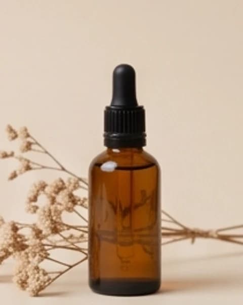 Frasco ámbar de cosmética natural con flores secas