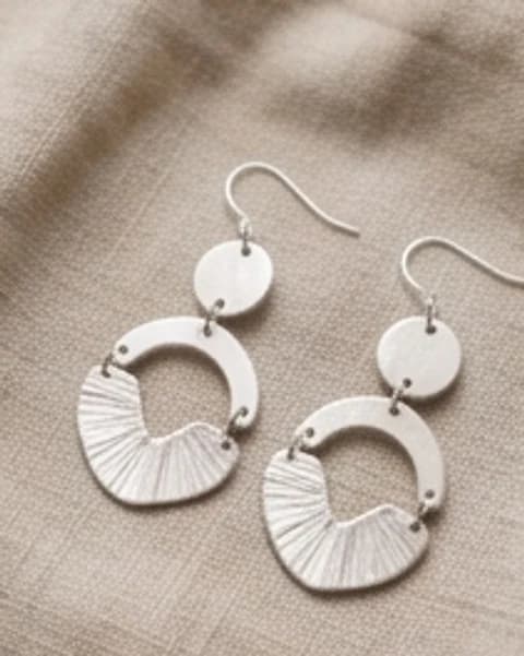 Pendientes de plata artesanales sobre lino